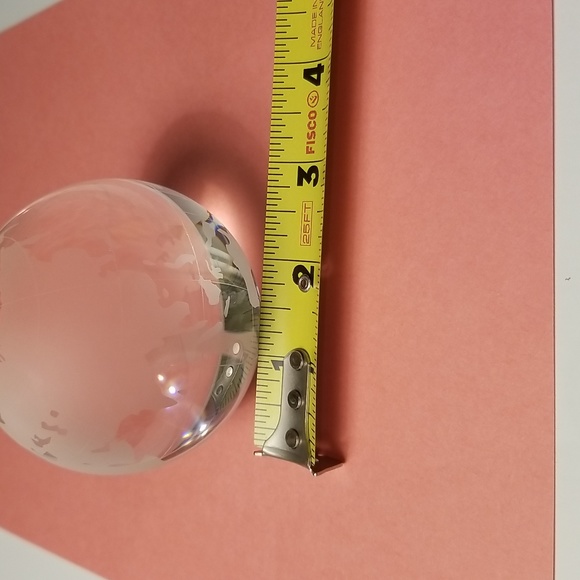 Oleg Cassini signed round paperweight - Picture 5 of 6